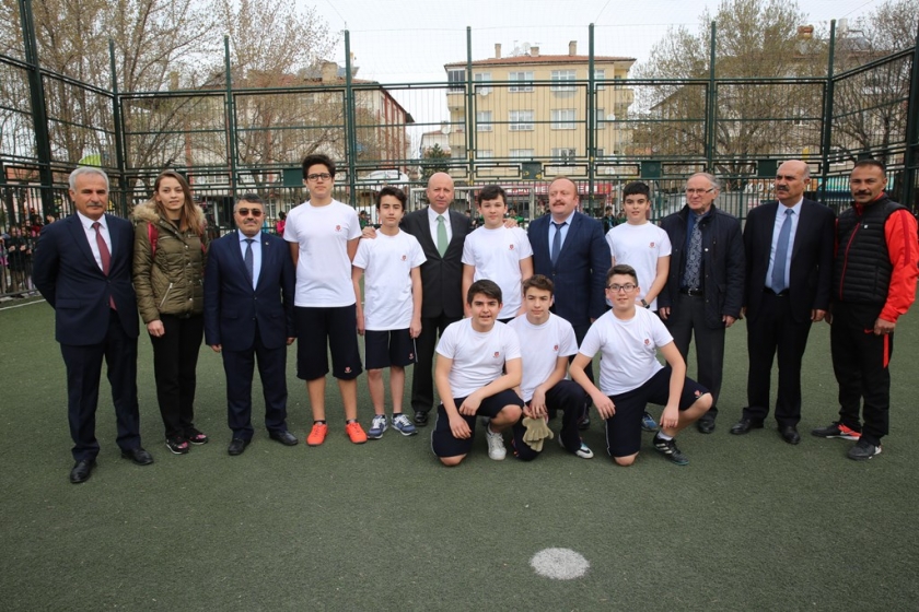 KOCASİNAN’DA ORTAOKULLAR ARASI FUTBOL TURNUVASI HEYECANI BAŞLADI