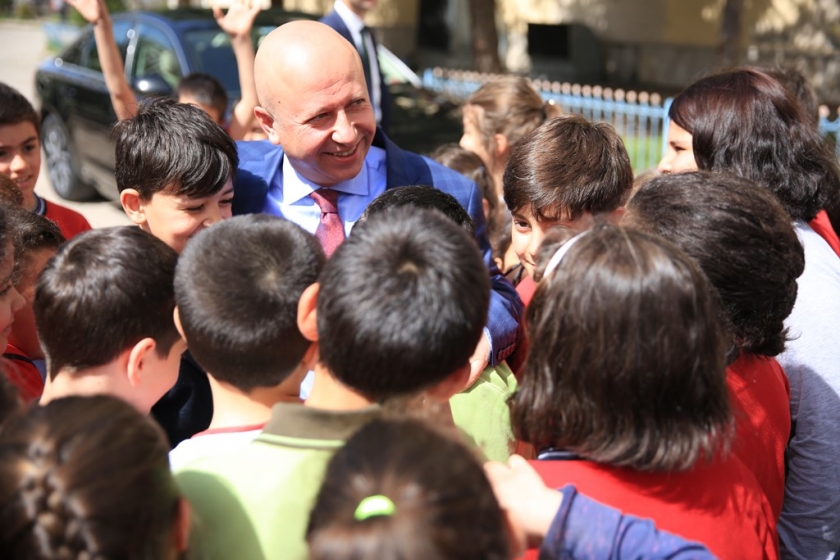BAŞKAN ÇOLAKBAYRAKDAR, ÖĞRENCİLERE KOCASİNAN ÇOCUK DERGİSİ’Nİ HEDİYE ETTİ
