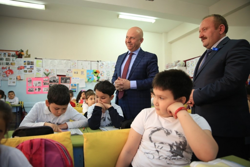 BAŞKAN ÇOLAKBAYRAKDAR, ÖĞRENCİLERE KOCASİNAN ÇOCUK DERGİSİ’Nİ HEDİYE ETTİ