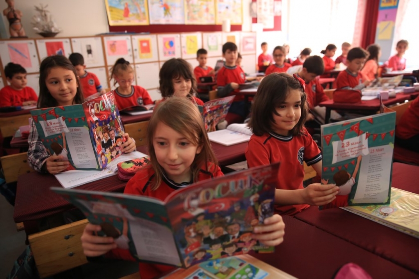 BAŞKAN ÇOLAKBAYRAKDAR, ÖĞRENCİLERE KOCASİNAN ÇOCUK DERGİSİ’Nİ HEDİYE ETTİ