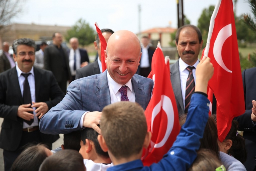 ÖĞRENCİLER, BAŞKAN ÇOLAKBAYRAKDAR’I TÜRK BAYRAKLARI EŞLİĞİNDE KARŞILADI