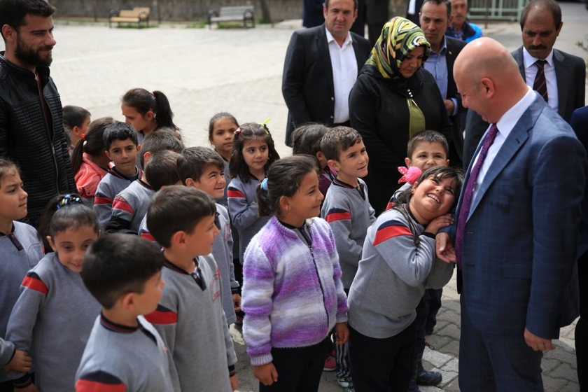 ÖĞRENCİLER, BAŞKAN ÇOLAKBAYRAKDAR’I TÜRK BAYRAKLARI EŞLİĞİNDE KARŞILADI