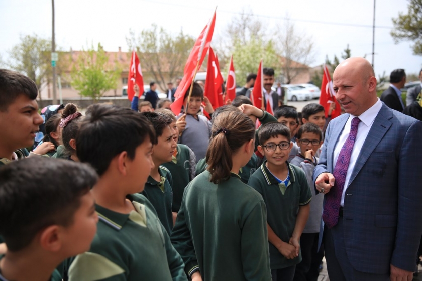 ÖĞRENCİLER, BAŞKAN ÇOLAKBAYRAKDAR’I TÜRK BAYRAKLARI EŞLİĞİNDE KARŞILADI