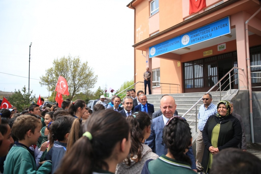 ÖĞRENCİLER, BAŞKAN ÇOLAKBAYRAKDAR’I TÜRK BAYRAKLARI EŞLİĞİNDE KARŞILADI