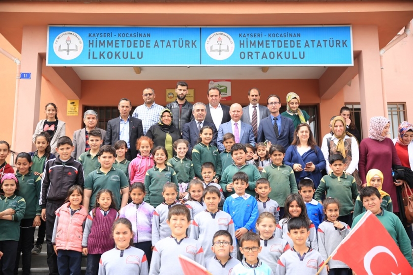 ÖĞRENCİLER, BAŞKAN ÇOLAKBAYRAKDAR’I TÜRK BAYRAKLARI EŞLİĞİNDE KARŞILADI