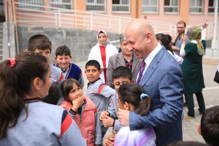 ÖĞRENCİLER, BAŞKAN ÇOLAKBAYRAKDAR’I TÜRK BAYRAKLARI EŞLİĞİNDE KARŞILADI