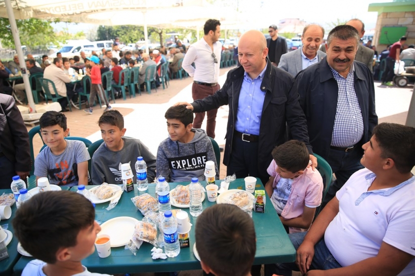 BAŞKAN ÇOLAKBAYRAKDAR, TRAKTÖR ÜSTÜNDE TARLA SÜRDÜ