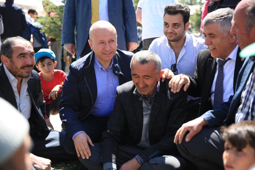 BAŞKAN ÇOLAKBAYRAKDAR, TRAKTÖR ÜSTÜNDE TARLA SÜRDÜ