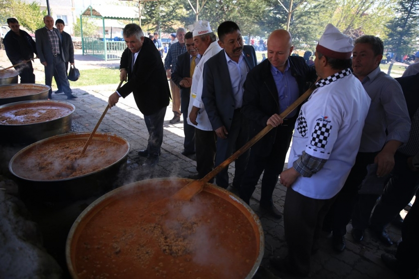 BAŞKAN ÇOLAKBAYRAKDAR, TRAKTÖR ÜSTÜNDE TARLA SÜRDÜ