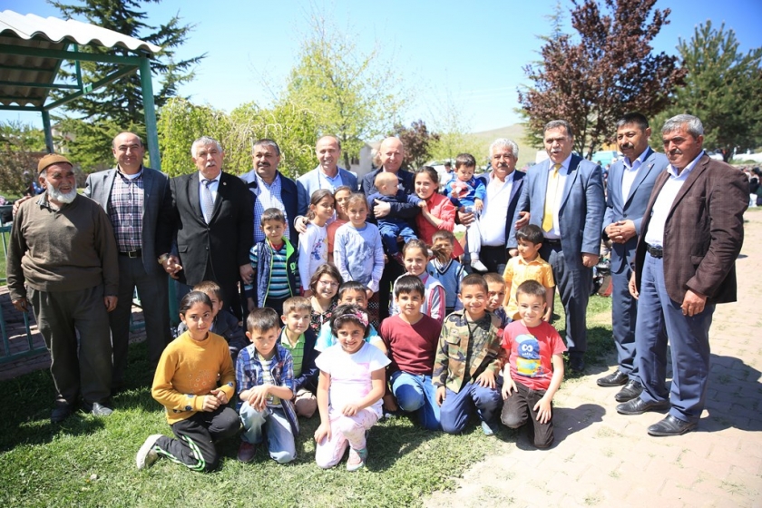 BAŞKAN ÇOLAKBAYRAKDAR, TRAKTÖR ÜSTÜNDE TARLA SÜRDÜ
