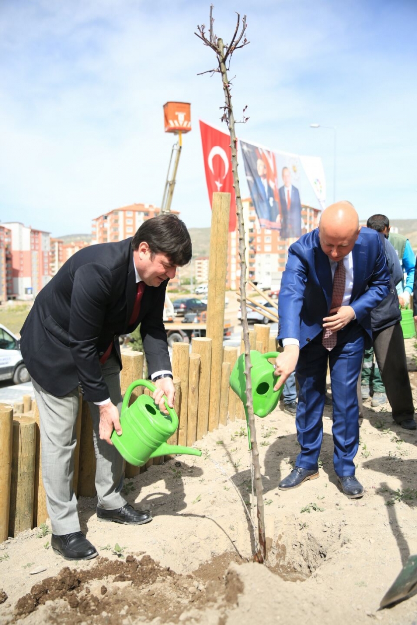 KOCASİNAN’DA ŞEHİT SAVCI KİRAZ’IN ADI FİDANLARLA YAŞAYACAK