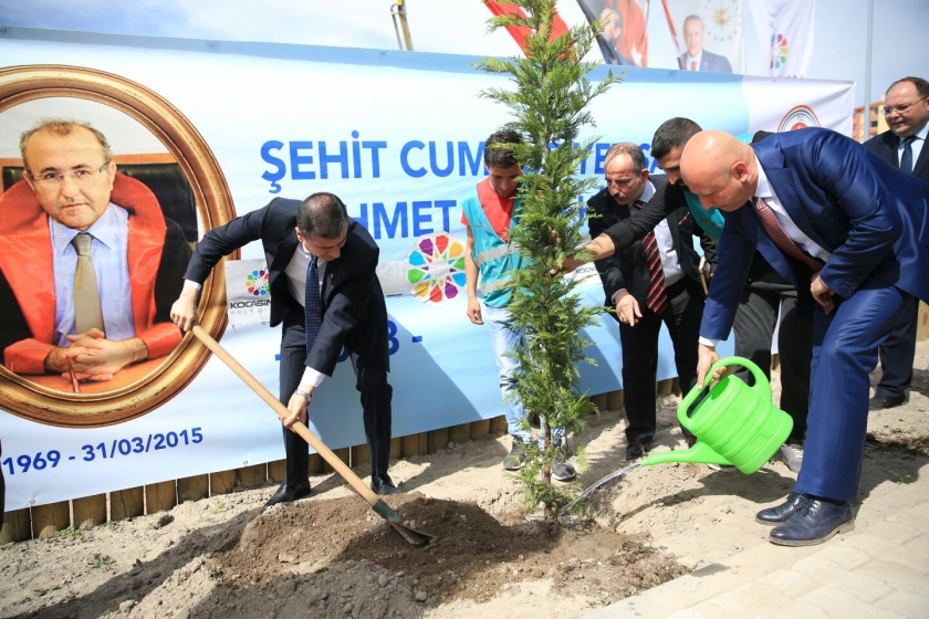 KOCASİNAN’DA ŞEHİT SAVCI KİRAZ’IN ADI FİDANLARLA YAŞAYACAK