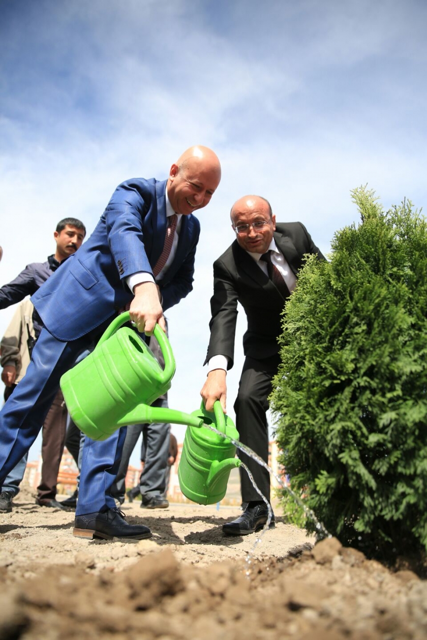 KOCASİNAN’DA ŞEHİT SAVCI KİRAZ’IN ADI FİDANLARLA YAŞAYACAK