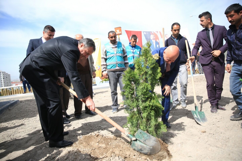 KOCASİNAN’DA ŞEHİT SAVCI KİRAZ’IN ADI FİDANLARLA YAŞAYACAK