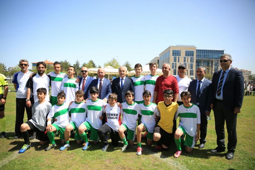 KOCASİNAN’DA ORTAOKULLAR ARASI FUTBOL TURNUVASI’NDA FİNAL HEYECANI