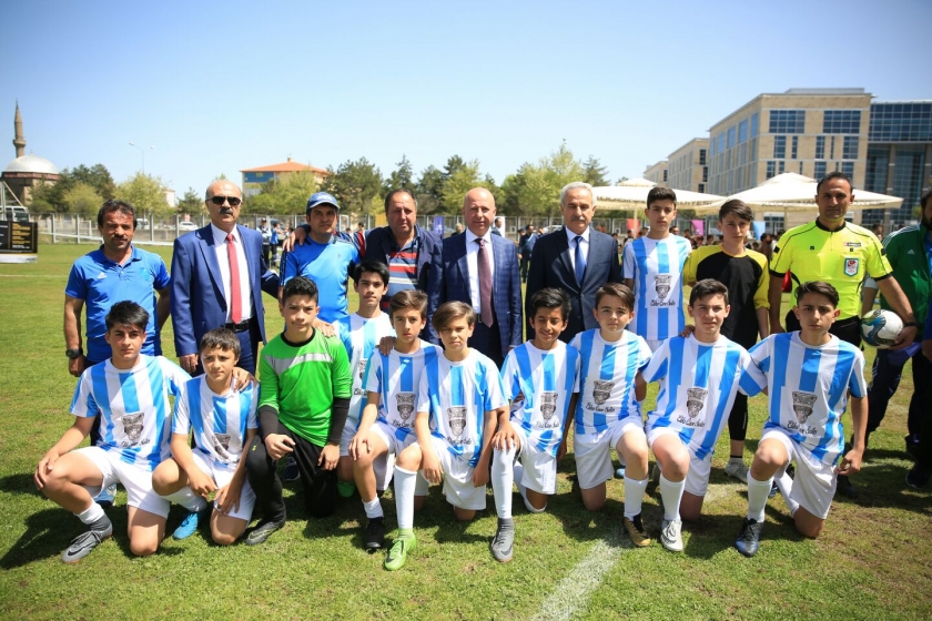 KOCASİNAN’DA ORTAOKULLAR ARASI FUTBOL TURNUVASI’NDA FİNAL HEYECANI
