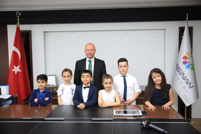 BAŞKAN ÇOLAKBAYRAKDAR, KOLTUĞU ÇOCUKLARA DEVRETTİ