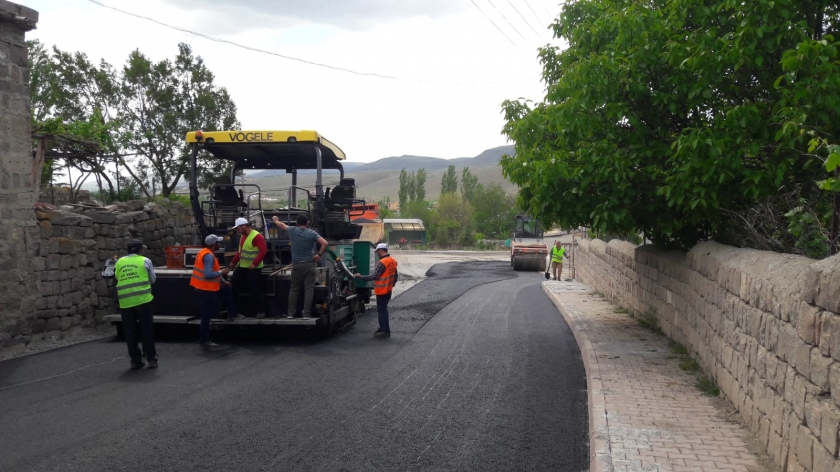 KOCASİNAN’IN KIRSAL MAHALLELERİNDE YOL ÇALIŞMALARI SÜRÜYOR