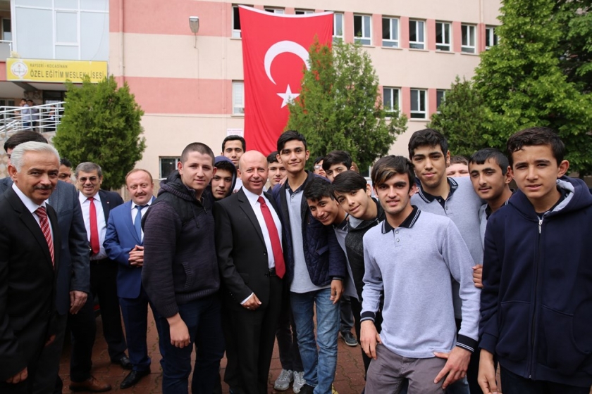 BAŞKAN ÇOLAKBAYRAKDAR, ÖĞRENCİLERLE İŞARET DİLİ İLE SOHBET ETTİ