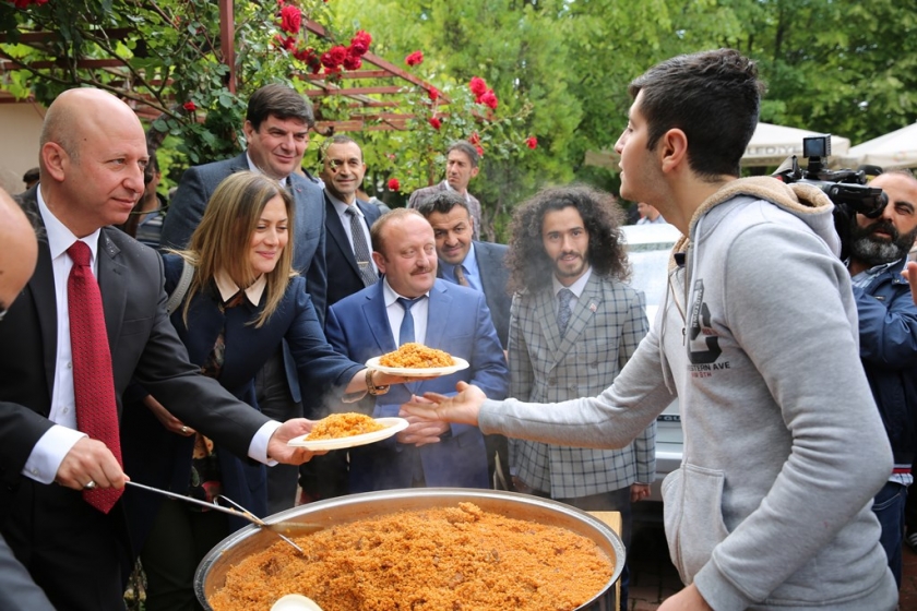 BAŞKAN ÇOLAKBAYRAKDAR, ÖĞRENCİLERLE İŞARET DİLİ İLE SOHBET ETTİ