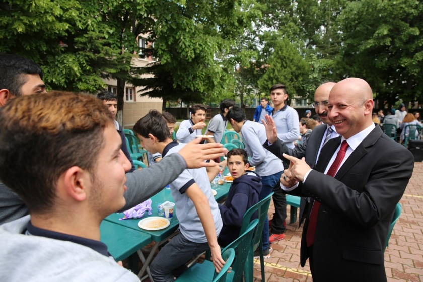 BAŞKAN ÇOLAKBAYRAKDAR, ÖĞRENCİLERLE İŞARET DİLİ İLE SOHBET ETTİ