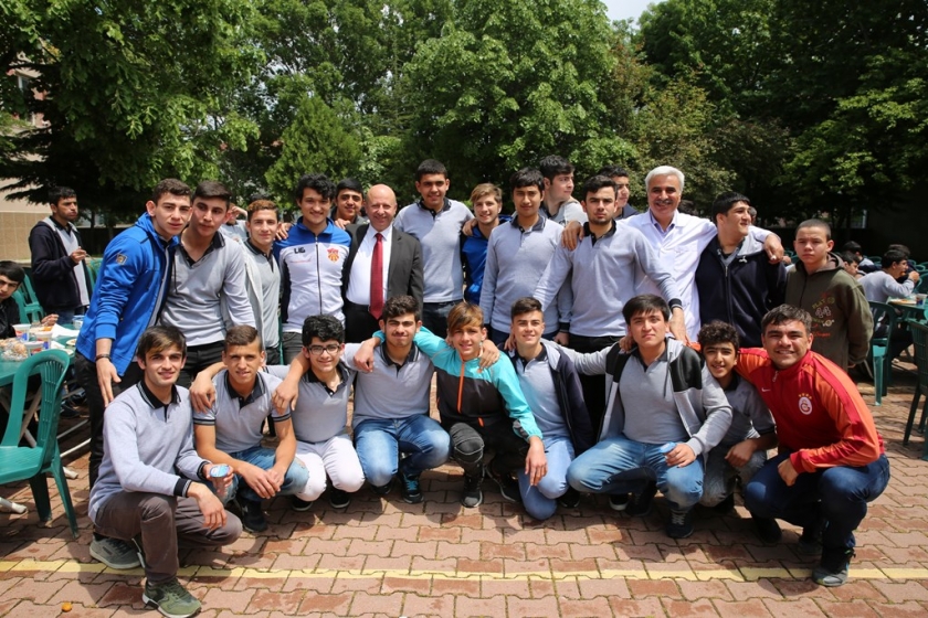 BAŞKAN ÇOLAKBAYRAKDAR, ÖĞRENCİLERLE İŞARET DİLİ İLE SOHBET ETTİ