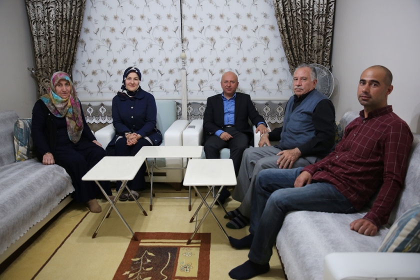 ÇOLAKBAYRAKDAR ÇİFTİ, İLK İFTARINI ŞEHİT AİLESİYLE AÇTI