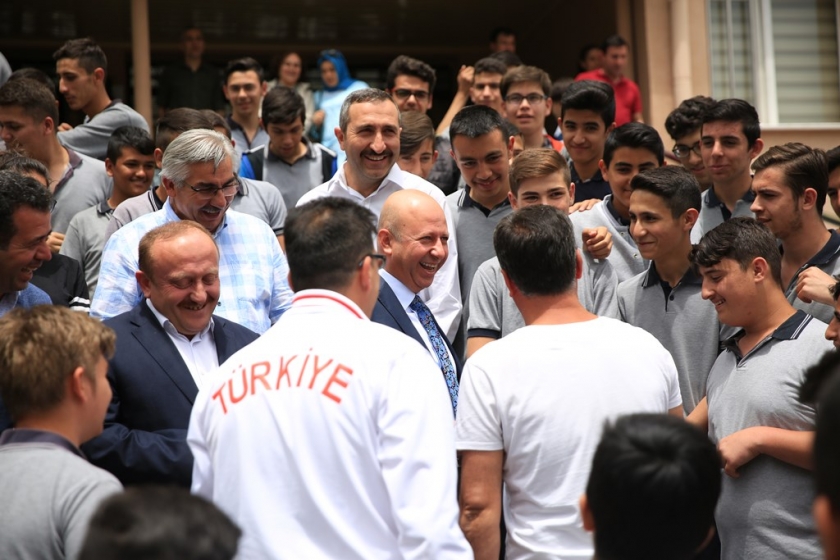 BAŞKAN ÇOLAKBAYRAKDAR, “MİLLİ VE MANEVİ DEĞERLERE SAHİP NESİLLER YETİŞTİRİYORUZ”