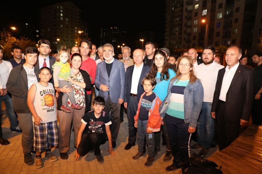 TANER YILDIZ VE BAŞKAN ÇOLAKBAYRAKDAR, VATANDAŞLARIN GÖZDESİ GÜL PARK’TA