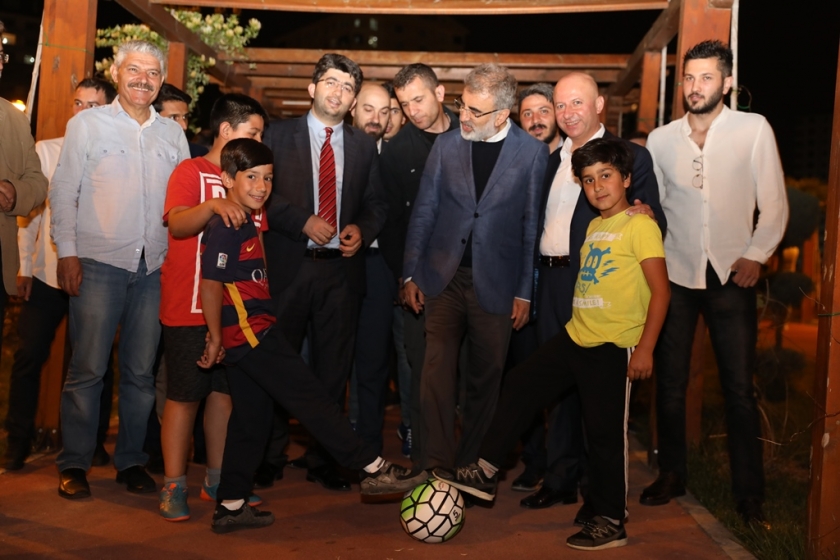 TANER YILDIZ VE BAŞKAN ÇOLAKBAYRAKDAR, VATANDAŞLARIN GÖZDESİ GÜL PARK’TA