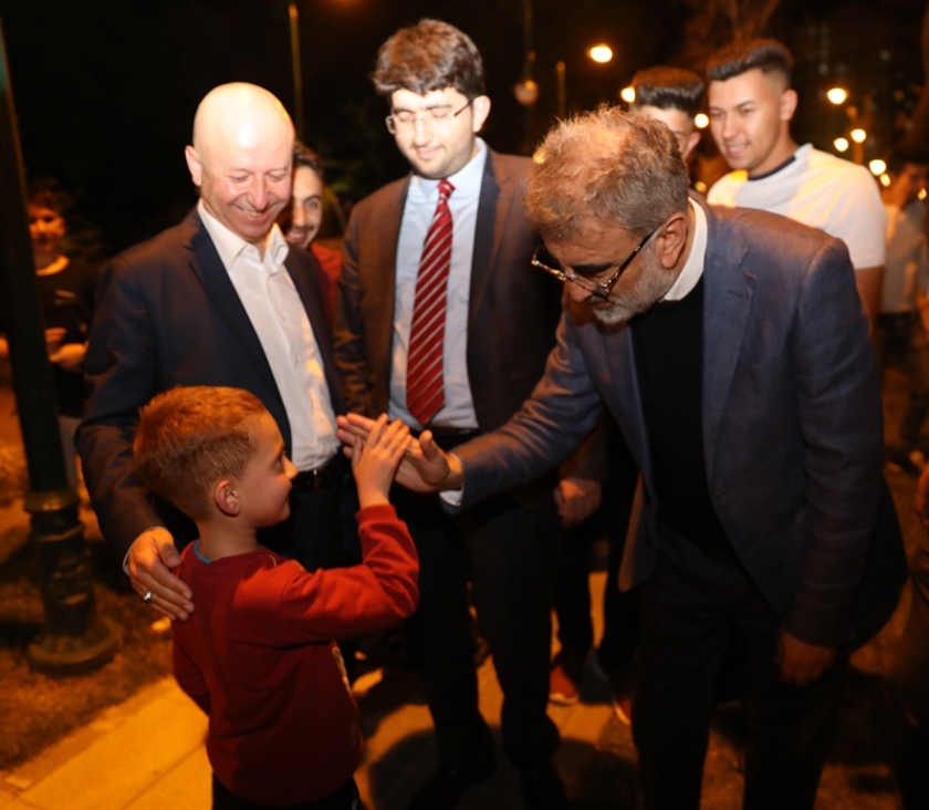 TANER YILDIZ VE BAŞKAN ÇOLAKBAYRAKDAR, VATANDAŞLARIN GÖZDESİ GÜL PARK’TA
