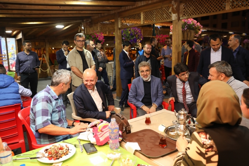 TANER YILDIZ VE BAŞKAN ÇOLAKBAYRAKDAR, VATANDAŞLARIN GÖZDESİ GÜL PARK’TA