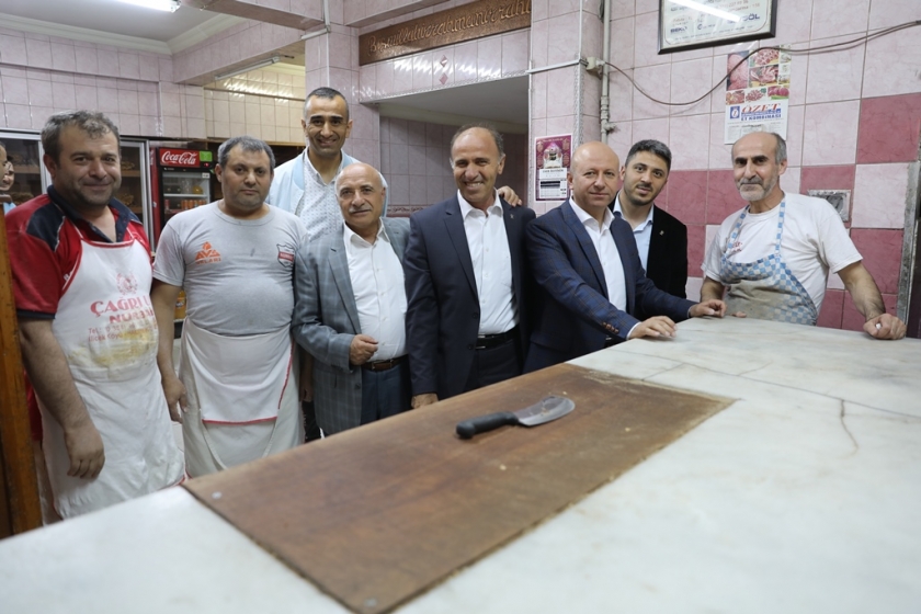 BAŞKAN ÇOLAKBAYRAKDAR BİR GECEDE İKİ MAHALLE ZİYARET ETTİ