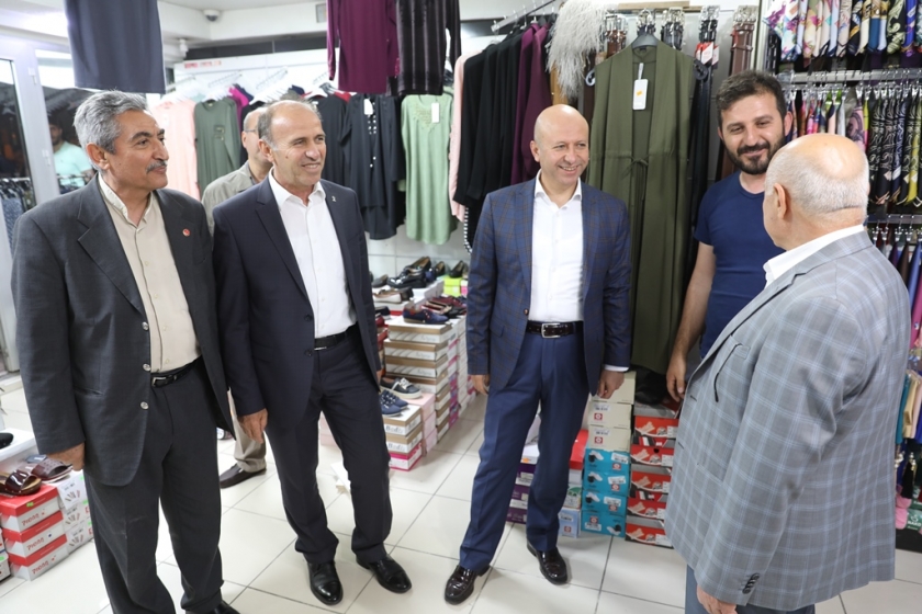 BAŞKAN ÇOLAKBAYRAKDAR BİR GECEDE İKİ MAHALLE ZİYARET ETTİ