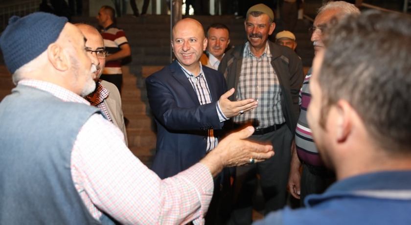 BAŞKAN ÇOLAKBAYRAKDAR BİR GECEDE İKİ MAHALLE ZİYARET ETTİ