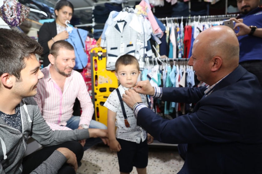 BAŞKAN ÇOLAKBAYRAKDAR BİR GECEDE İKİ MAHALLE ZİYARET ETTİ