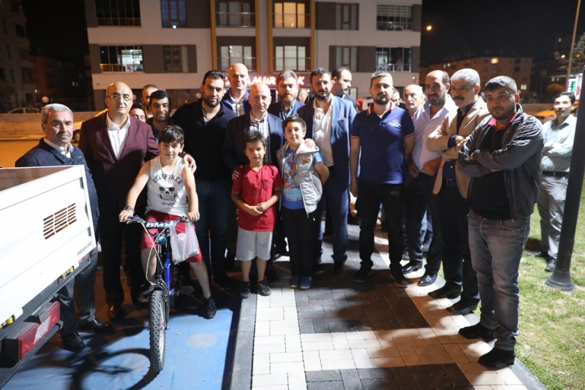 BAŞKAN ÇOLAKBAYRAKDAR BİR GECEDE İKİ MAHALLE ZİYARET ETTİ