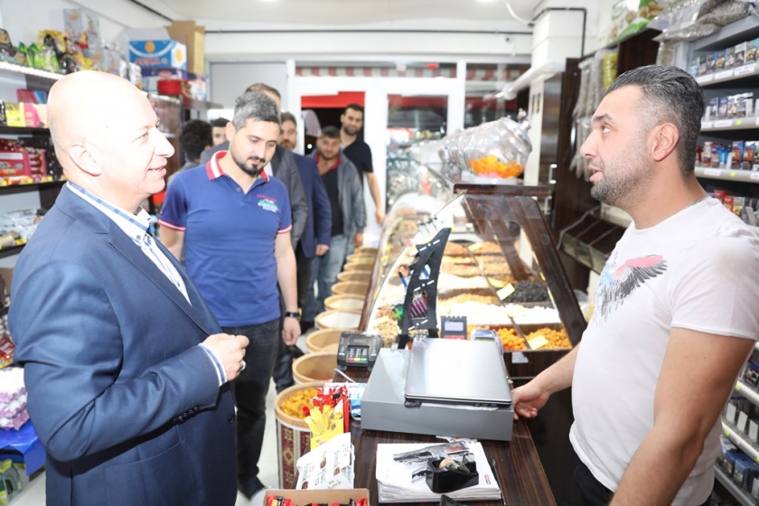 BAŞKAN ÇOLAKBAYRAKDAR BİR GECEDE İKİ MAHALLE ZİYARET ETTİ