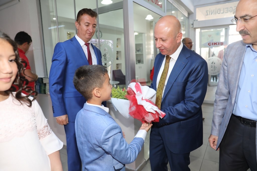 BAŞKAN ÇOLAKBAYRAKDAR ÖĞRENCİLERİN KARNE HEYECANINI PAYLAŞTI