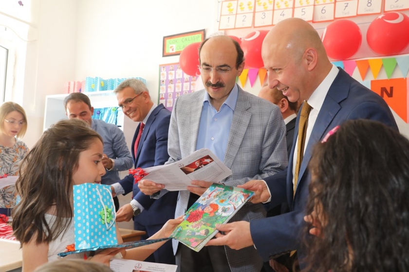 BAŞKAN ÇOLAKBAYRAKDAR ÖĞRENCİLERİN KARNE HEYECANINI PAYLAŞTI