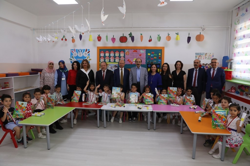 BAŞKAN ÇOLAKBAYRAKDAR ÖĞRENCİLERİN KARNE HEYECANINI PAYLAŞTI