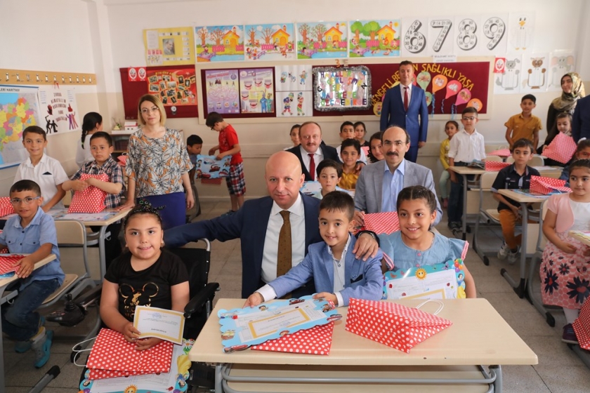 BAŞKAN ÇOLAKBAYRAKDAR ÖĞRENCİLERİN KARNE HEYECANINI PAYLAŞTI
