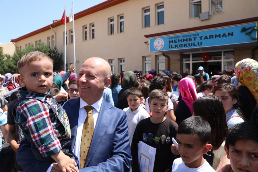 BAŞKAN ÇOLAKBAYRAKDAR ÖĞRENCİLERİN KARNE HEYECANINI PAYLAŞTI