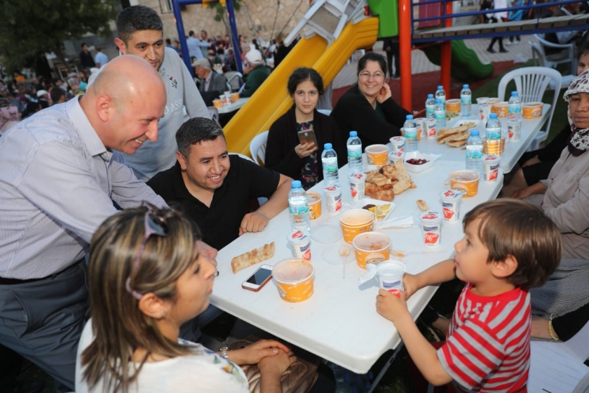 BAŞKAN ÇOLAKBAYRAKDAR, HAFTANIN 7 GÜNÜ VATANDAŞLARLA BİRLİKTE