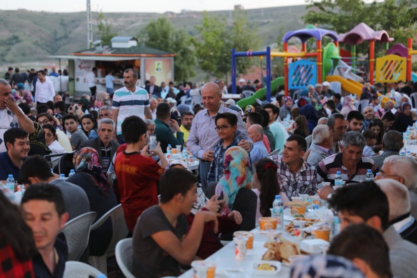 BAŞKAN ÇOLAKBAYRAKDAR, HAFTANIN 7 GÜNÜ VATANDAŞLARLA BİRLİKTE