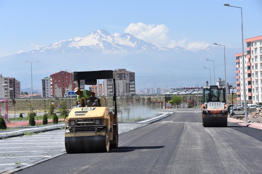 YENİLENEN KOCASİNAN İÇİN 24 SAAT ASFALT ÇALIŞMASI