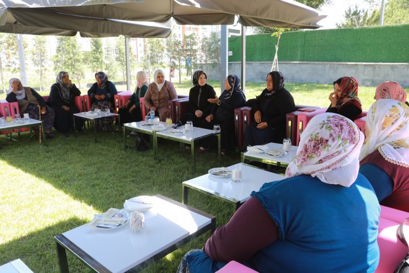 FATMA ÇOLAKBAYRAKDAR, YEMLİHALI KADINLARIN GÖNLÜNÜ FETHETTİ