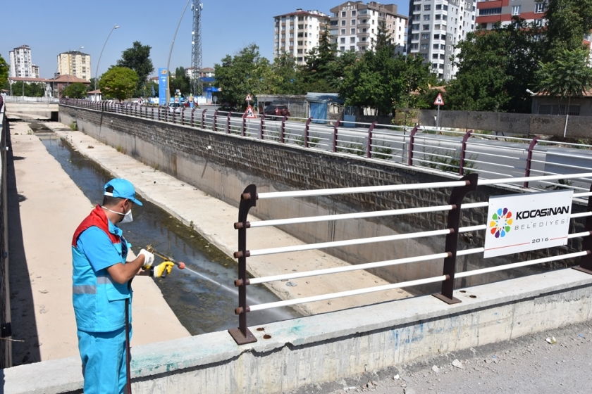 DAHA SAĞLIKLI ÇEVRE İÇİN KOCASİNAN’DA KANALLAR TEMİZLENİP, İLAÇLANIYOR