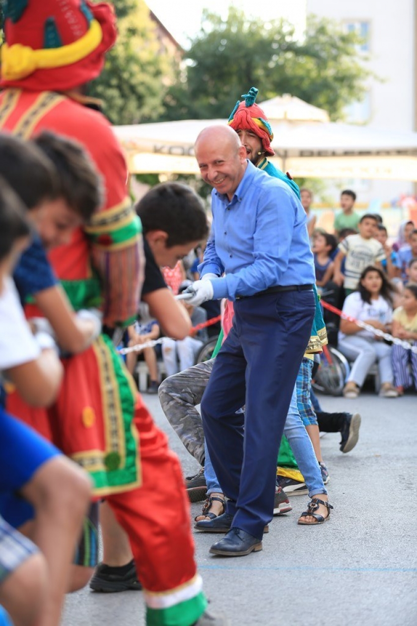 KOCASİNAN’LI ÇOCUKLAR, SOKAK OYUNLARI İLE GÖNÜLLERİNCE EĞLENİYOR