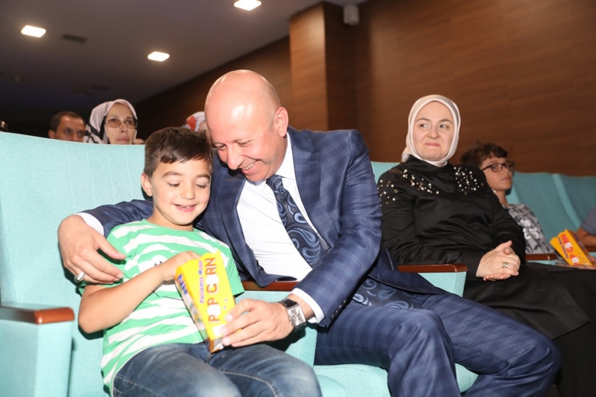 KOCASİNAN’IN SİNEMA GÜNLERİNE BU KEZ ÇÖLYAKLI AİLELER MİSAFİR OLDU